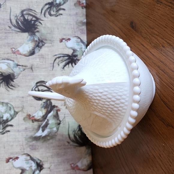 White Indiana glass  Nesting Hen - Picture 2 of 7